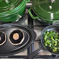 可能是香菇和顯示的文字是「 STAUB สกหาร STAUB STIAUB OO 」的圖像