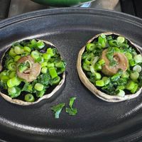 可能是英式瑪芬、香菇和羊肚蕈菇的圖像