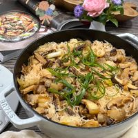 可能是‎義大利麵、炒麵、炒飯、豆腐、香菇和‎顯示的文字是「 ‎שנשת‎ 」‎‎ 的圖像