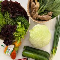 可能是綠葉甘藍、莙薘菜、香菇和文字的圖像