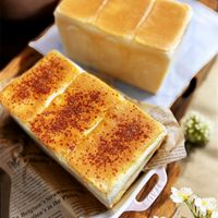 可能是戚風蛋糕、豆腐和顯示的文字是「 In Perfeet Perfe 一物」的圖像