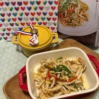 可能是豆腐、拉麵、義大利麵、炒麵和文字的圖像