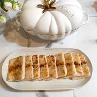可能是水果塔、脆皮奶酥蛋糕和半圓形餡餅的圖像
