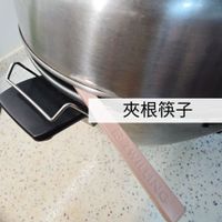 可能是木湯匙和顯示的文字是「夾根筷子 Z ZWILLING IN WILLING ZWILLIN Α LING G 」的圖像