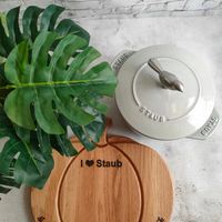 可能是木湯匙和顯示的文字是「 STAUB STAUB STLUB STAUB SUUUS SUAUS 1Staub Staub 」的圖像
