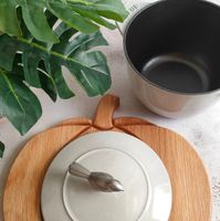 可能是咖啡杯、泡茶器和顯示的文字是「 UB STLUB 收圓滿」的圖像