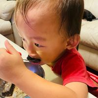 可能是嬰兒和粥的圖像