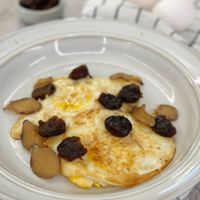 可能是水波蛋、蛋黃和香菇的圖像