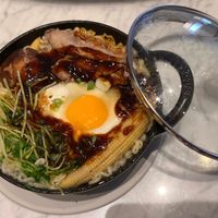 可能是炒飯、拉麵、蛋黃和水波蛋的圖像