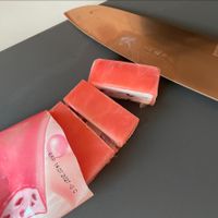 可能是刀、食物和文字的圖像