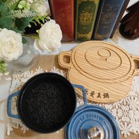 可能是顯示的文字是「緊爱美鍋 愛美鍋 GOCOTI STAUB 」的圖像