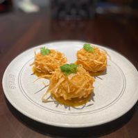 可能是炸丸子和椰子馬卡龍的圖像