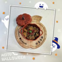 可能是‎炒飯、炒麵和‎顯示的文字是「 ‎STAU PAme mo Staws Stant 2025.10. MEITU هية 女 HALLO HALLOWEEN EEN‎ 」‎‎ 的圖像