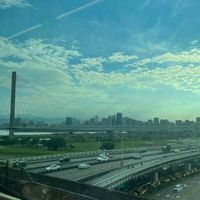可能是雲、摩天大樓和霧的圖像