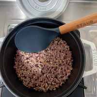 可能是木湯匙和炒飯的圖像