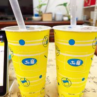 可能是飲料和顯示的文字是「 ២ 50歲 0 5.菌 5o 點 9 MINCE 1094 SINCE 1904 」的圖像