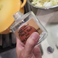 可能是義大利麵和顯示的文字是「 rns S e مماد tosara ockSalt cinen Salt Kitchen ck With With 」 的圖像