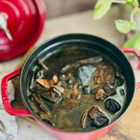 可能是火鍋、香菇、豆腐、麵和文字的圖像
