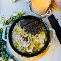可能是豆腐、拉麵、麵、火鍋和文字的圖像