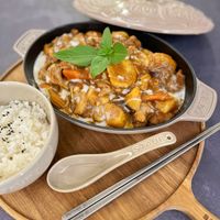 可能是香菇、燉小牛膝、豆腐和文字的圖像