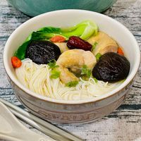 可能是香菇、拉麵、粥、麵、火鍋、炒麵和文字的圖像