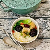 可能是麵、粥、火鍋和文字的圖像