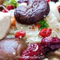 可能是豆腐、香菇、拉麵、麵、火鍋和文字的圖像