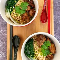 可能是炒麵、香菇、麵和拉麵的圖像