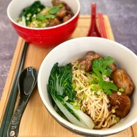 可能是麵、炒麵、香菇和拉麵的圖像