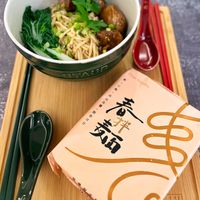 可能是香菇、拉麵、豆腐、炒麵和文字的圖像