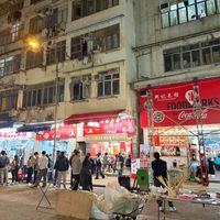 可能是 15 個人、書報攤、街道和文字的圖像