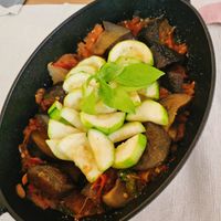 可能是燉小牛膝、肉排和香菇的圖像