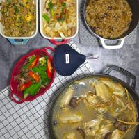 可能是義大利麵、炒飯、西班牙大鍋飯和燉小牛膝的圖像