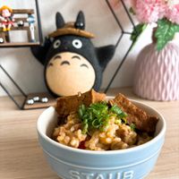可能是粥、炒飯、豆腐和顯示的文字是「 STAUB 」的圖像