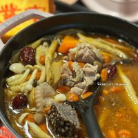 可能是麵、拉麵、火鍋和顯示的文字是「 Rebecca'sHedonism Rebecca's Hedonism 」的圖像