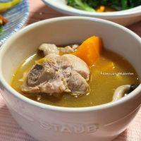 可能是顯示的文字是「 Rebecca's Rebecca'sHedonism Hedonism STANB 」的圖像