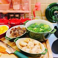 可能是‎豆腐、火鍋和‎顯示的文字是「 ‎ETAS HAHS STAUB S STAUS 生 H עחם‎ 」‎‎ 的圖像