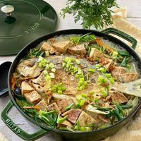 可能是豆腐、火鍋和顯示的文字是「 S STAUB STAUB UB 4 wE θινας 」的圖像