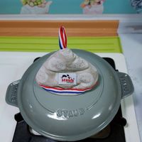 可能是鬆餅機和顯示的文字是「 stanh enFro Fraser NG ot STAUB 」的圖像