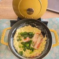 可能是西班牙大鍋飯、北非小米飯、水波蛋、燉小牛膝、粥和文字的圖像