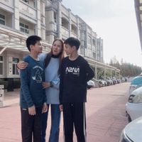 可能是一或多人和文字的圖像