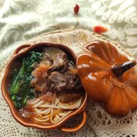 可能是香菇、燉小牛膝、拉麵、肉排和顯示的文字是「 STAUS 」的圖像