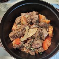 可能是燉小牛膝和肉排的圖像