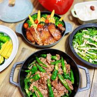 可能是肉排、火鍋和顯示的文字是「 EII: STAUB SUAUB STAUB 」的圖像