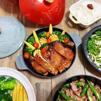 可能是火鍋和顯示的文字是「 RO0s CA STAUD STAUB SYAUB ra STAUE ؟ SIAUE 」 的圖像