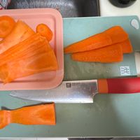 可能是刀和煙燻鮭魚的圖像