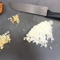 可能是刀和食物的圖像