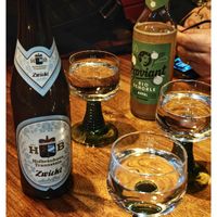 可能是愛爾啤酒、啤酒、高腳杯、啤酒瓶和顯示的文字是「 M P I M M W R 」的圖像