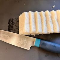 可能是刀、鹹漬魚和豆腐的圖像