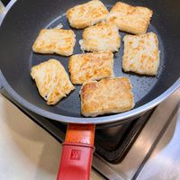 可能是鬆餅機和豆腐的圖像